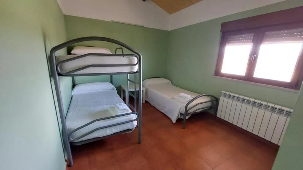 Camera doppia con bagno privato - 2 letti — Albergue Villa de Salvatierra