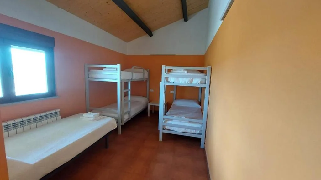 Camera familiare con bagno privato — Albergue Villa de Salvatierra
