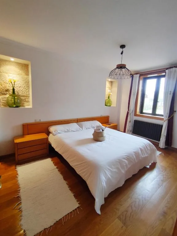 Habitación con baño compartido - Cama grande — Albergue Villa San Clemente
