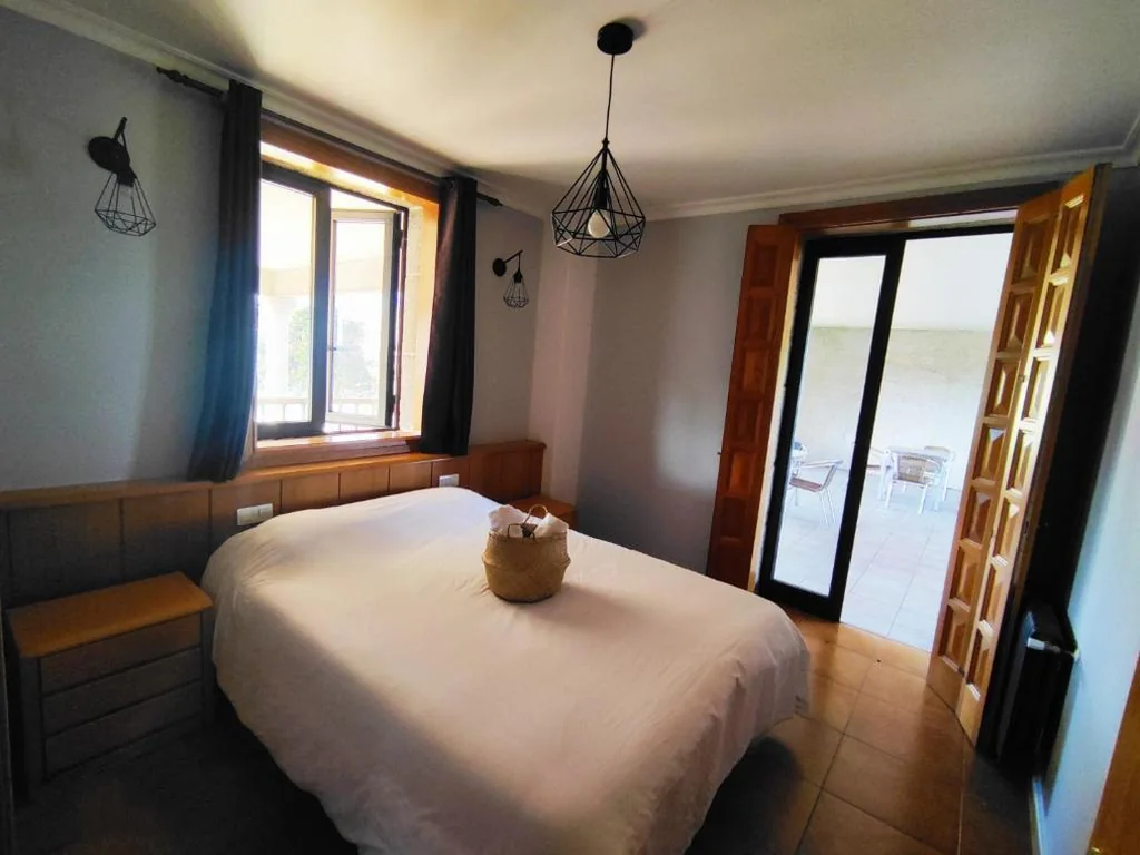 Habitación con baño compartido - Cama grande — Albergue Villa San Clemente