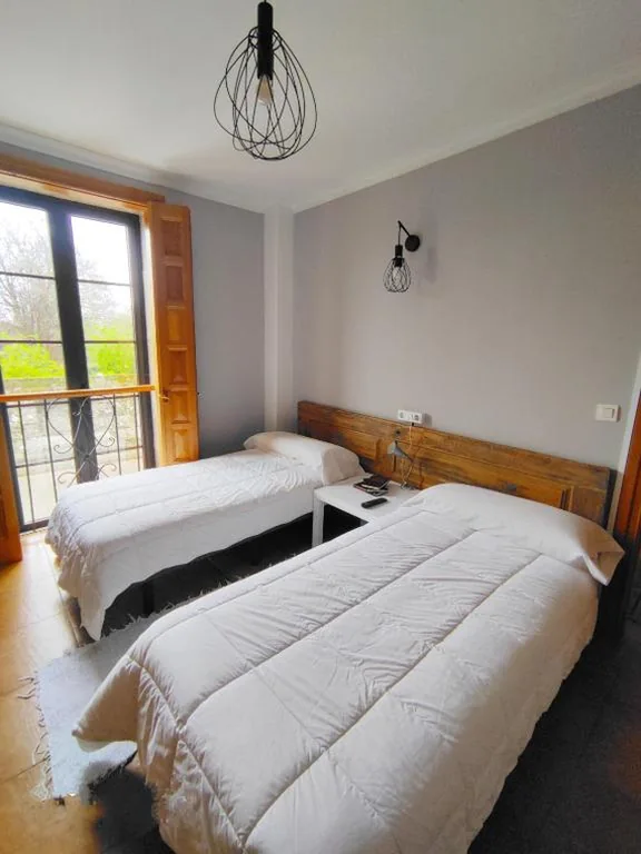 Habitación Estándar con baño compartido - 2 camas — Albergue Villa San Clemente