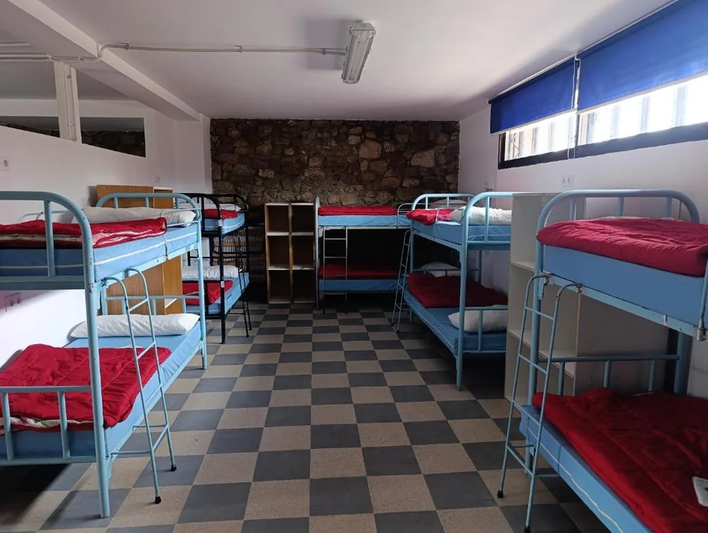 Litera en habitación compartida mixta — Albergue Villa San Clemente