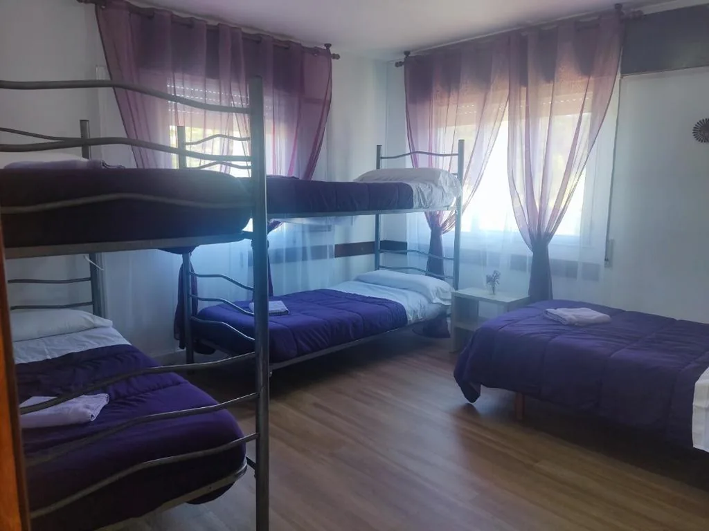 混合共用客房中的上下铺 — Albergue Vintecatro