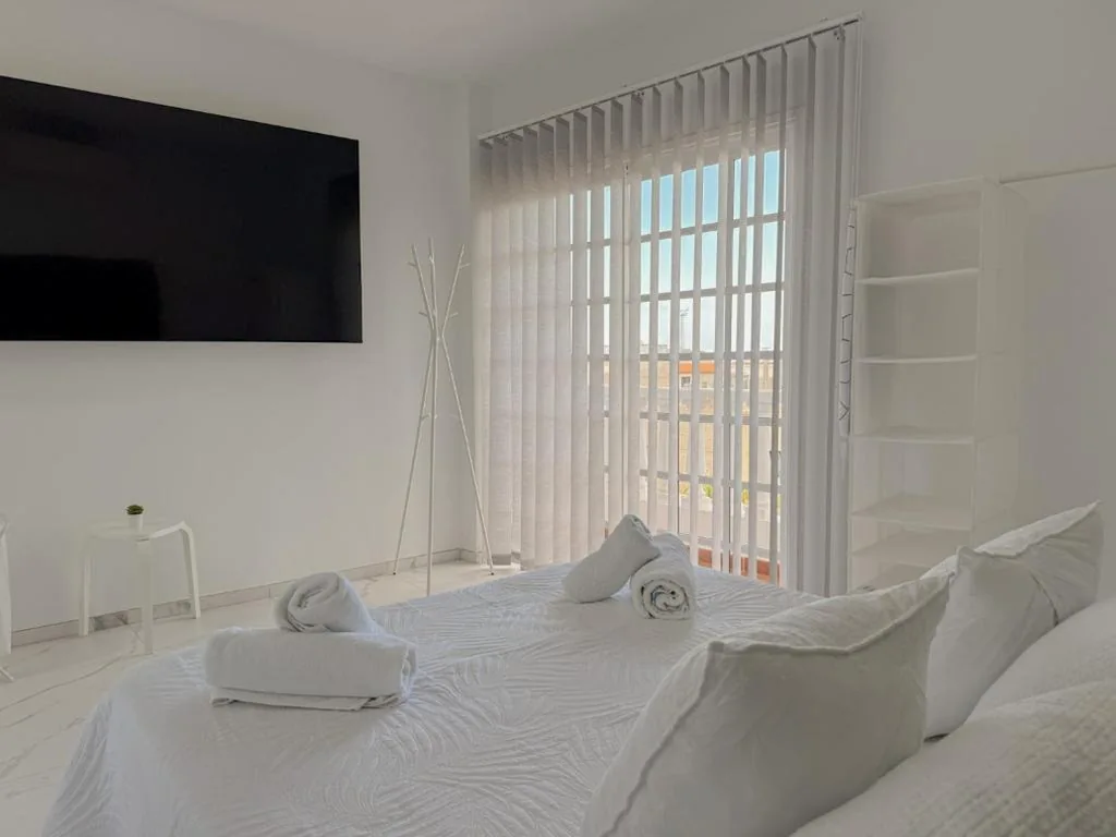 Doppelzimmer mit Balkon — Alcalá Retreat: Ocean View & Modern Comfort