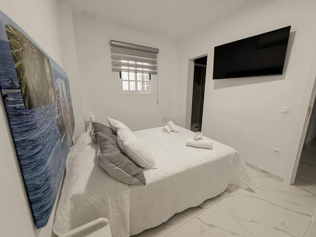 Doppelzimmer mit eigenem Bad — Alcalá Retreat: Ocean View & Modern Comfort