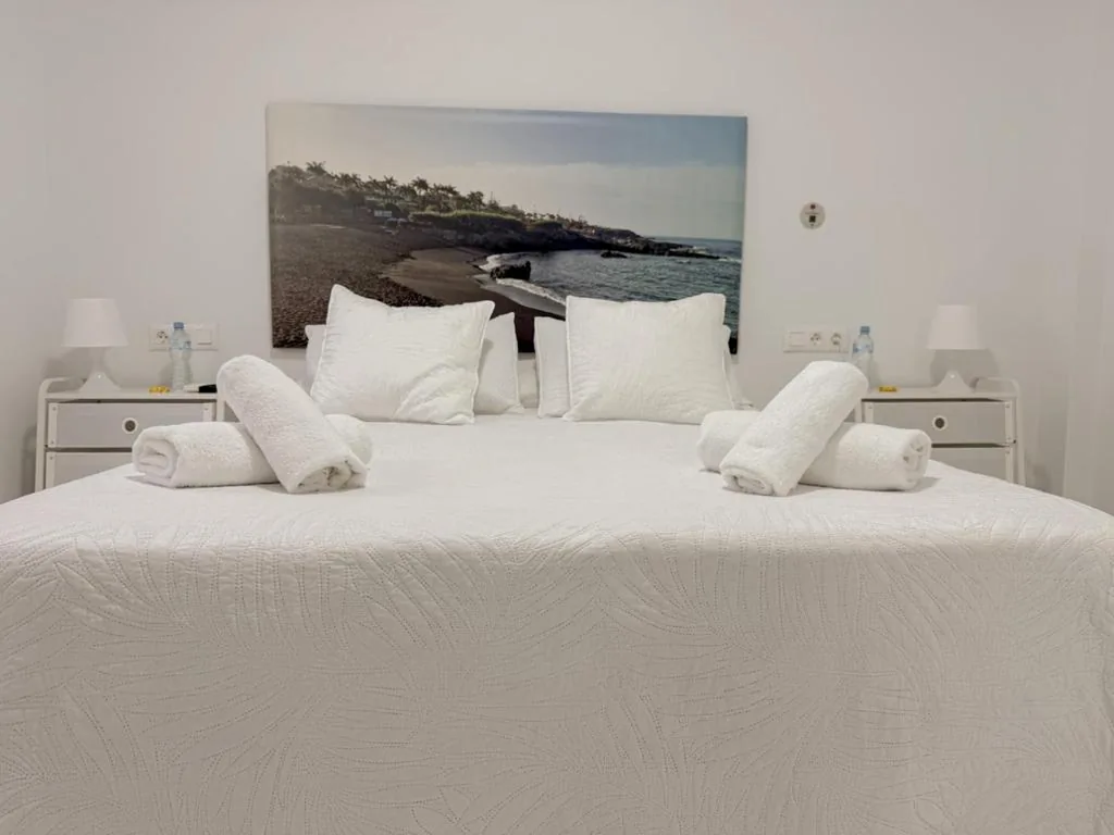 Doppelzimmer mit eigenem Bad — Alcalá Retreat: Ocean View & Modern Comfort