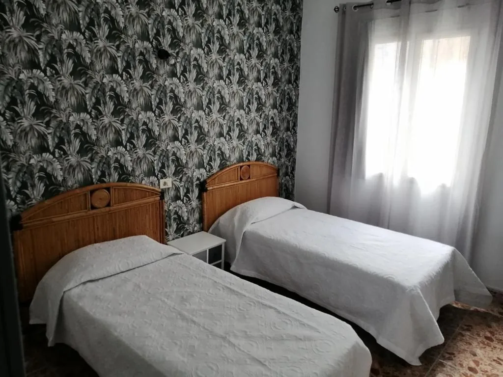 ダブルルーム・シングルベッド2台 — Alcaravaneras Hostel
