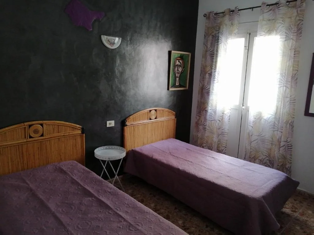 バルコニー付きダブルルーム・シングルベッド2台 — Alcaravaneras Hostel