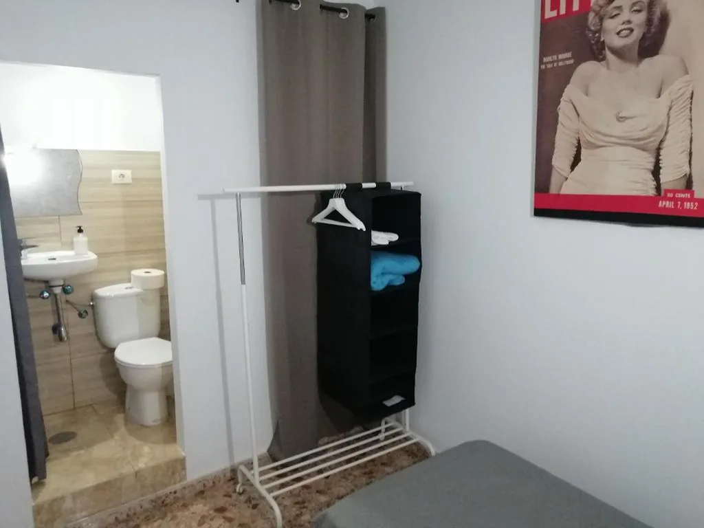 専用バスルーム付きシングルルーム（内向き） — Alcaravaneras Hostel