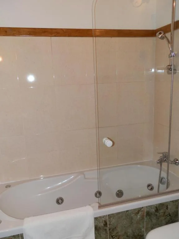 Habitación Doble Deluxe con bañera de hidromasaje - 1 o 2 camas — Alcor del Roble