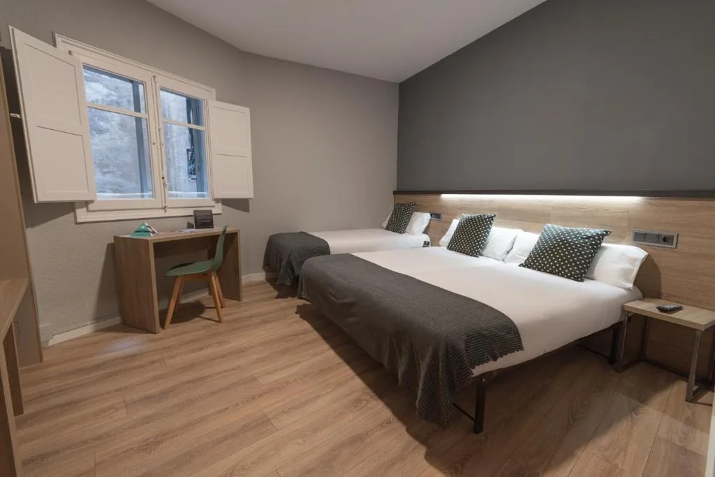 Habitación Triple Estándar — Alda Centro Pamplona