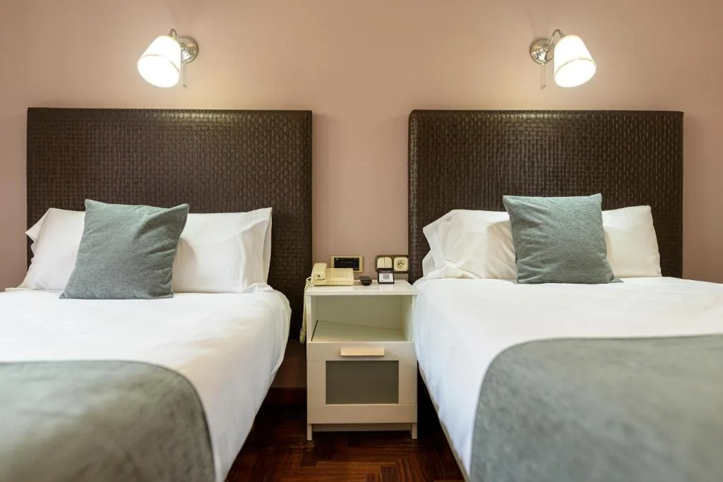 Budgettweepersoonskamer - 1 of 2 bedden — Alda Centro Pontevedra