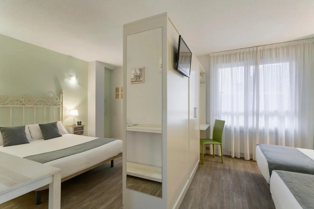 Chambre triple avec salle de bains — Alda Centro Zamora