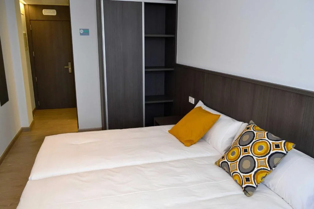 Doppelzimmer mit Zustellbett – 2 Betten — Alda Estación Ourense