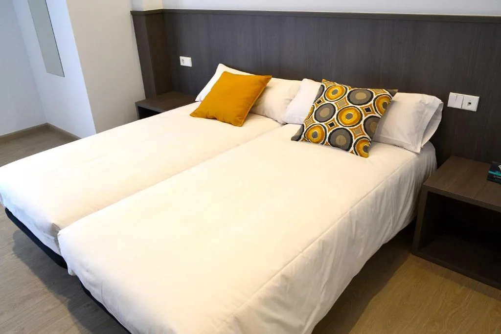Economy-Doppelzimmer – 1 oder 2 Betten — Alda Estación Ourense