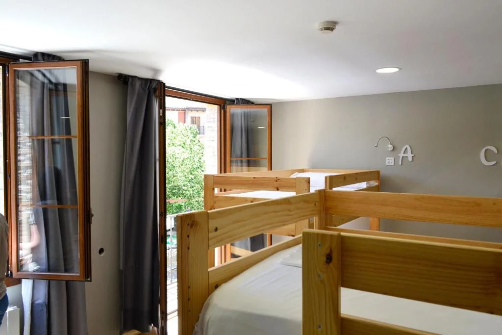 Lit superposé dans un dortoir mixte de 6 personnes — Alda Estella Hostel