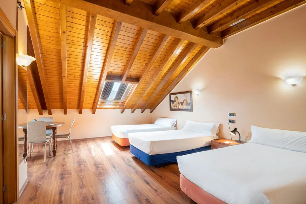 Habitación Triple — Alda Lalín