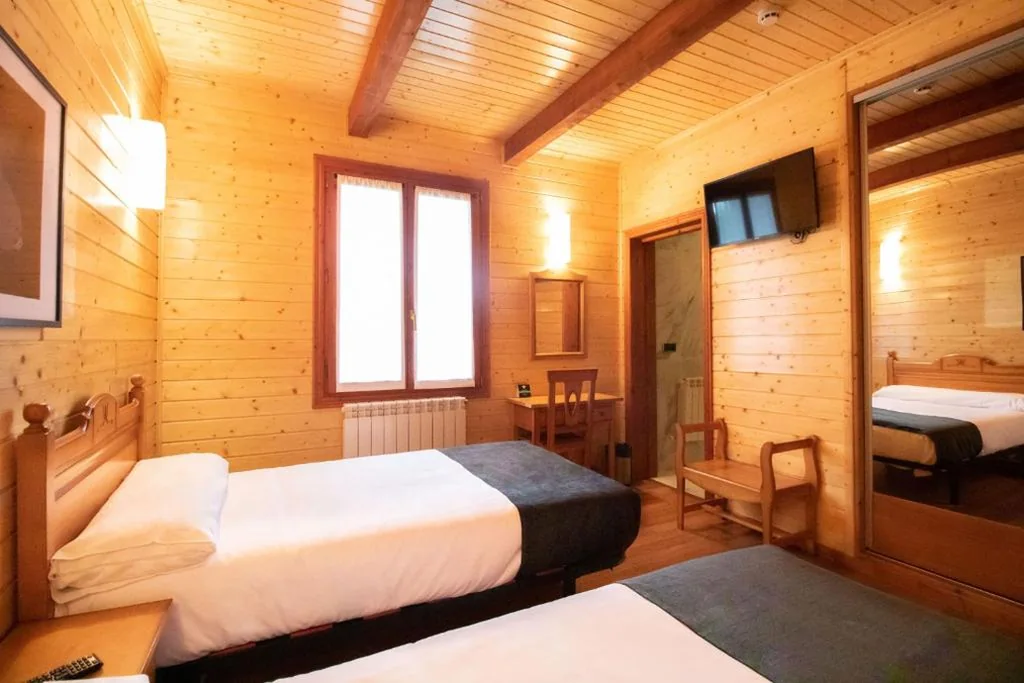 Doppelzimmer mit Zustellbett — Alda Palas de Rei