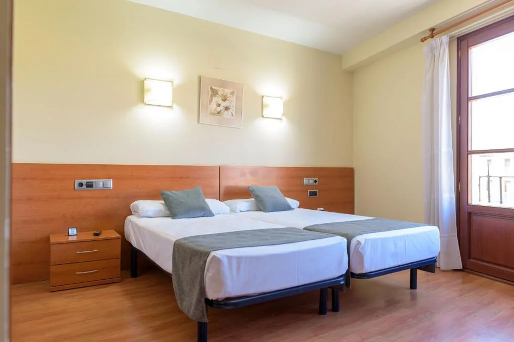 Superior tweepersoonskamer met 2 bedden en uitzicht op de stad — Alda Plaza Mayor Toro