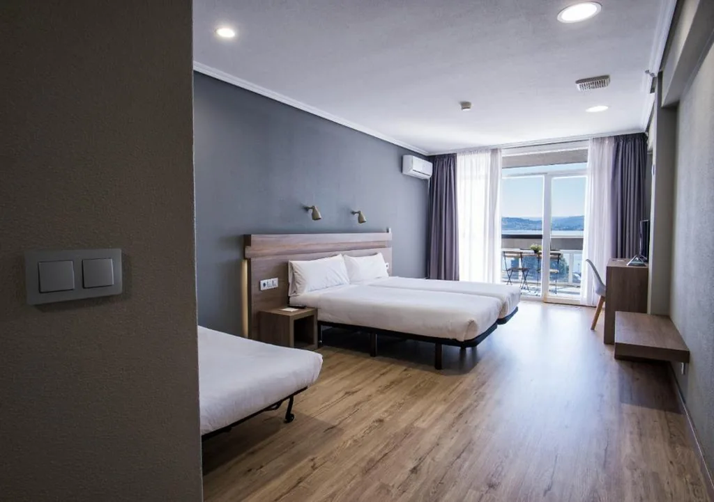 Chambre triple avec vue sur la mer — Alda Sada Marina
