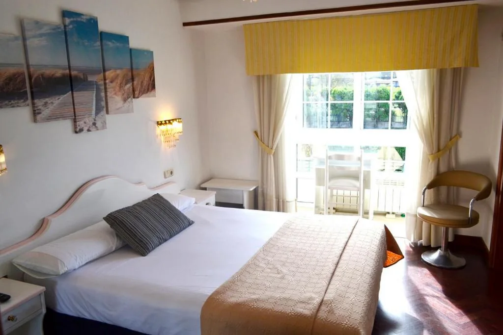 Superior-Doppelzimmer mit seitlichem Meerblick — Alda Santa Cristina