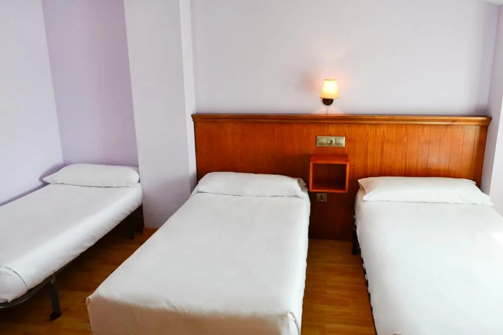 Habitación Doble con cama supletoria - 2 camas — Alda Vía de la Plata Rooms