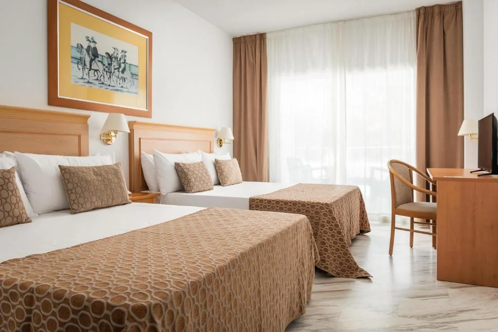 Vierbettzimmer (3 Erwachsene + 1 Kind) — ALEGRIA Costa Ballena Aquafun & Spa