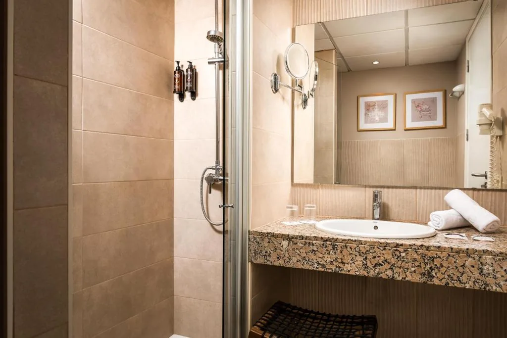 Familienzimmer (3 Erwachsene + 1 Kind) — ALEGRIA Plaza Paris & Spa 4 SUP