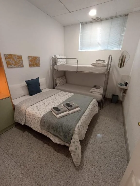 Habitación Cuádruple con baño compartido — Alexa Host Vallecas