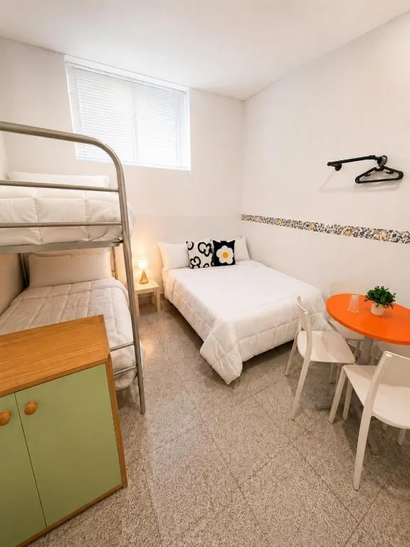 Habitación Doble con baño compartido - 2 camas — Alexa Host Vallecas