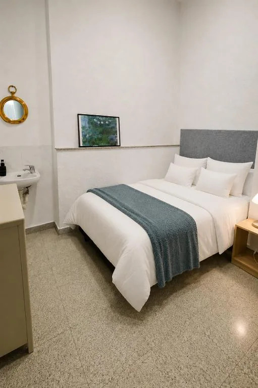 Habitación Doble con baño compartido — Alexa Host Vallecas