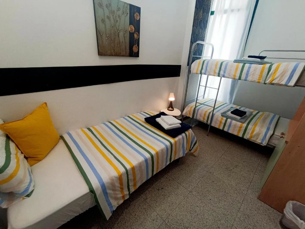 Habitación Triple con baño compartido — Alexa Host Vallecas