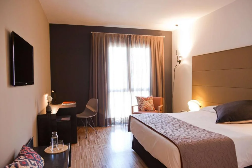 Klassisches Zimmer mit extragroßem Bett — Alexandra Barcelona Hotel, Curio Collection by Hilton