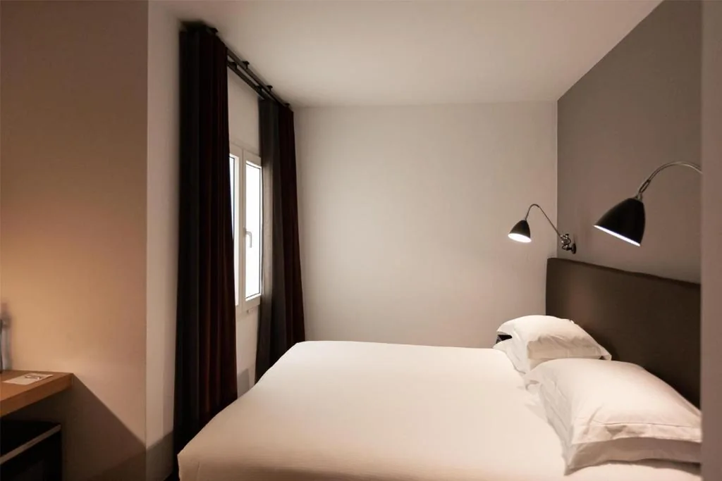 Cozy-Zimmer mit extragroßem Bett — Alexandra Barcelona Hotel, Curio Collection by Hilton