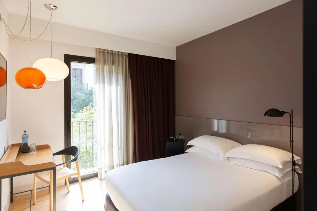 Cozy-Zimmer mit großem Bett — Alexandra Barcelona Hotel, Curio Collection by Hilton
