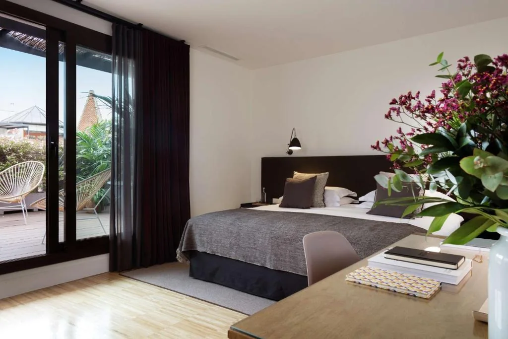 Junior Suite mit Terrasse – extragroßes Bett — Alexandra Barcelona Hotel, Curio Collection by Hilton