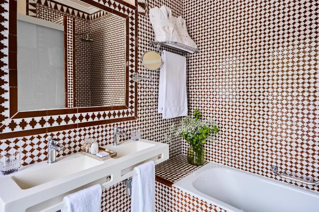 Classic Room with Large Bed and Exterior View — Alhambra Palace Hotel
