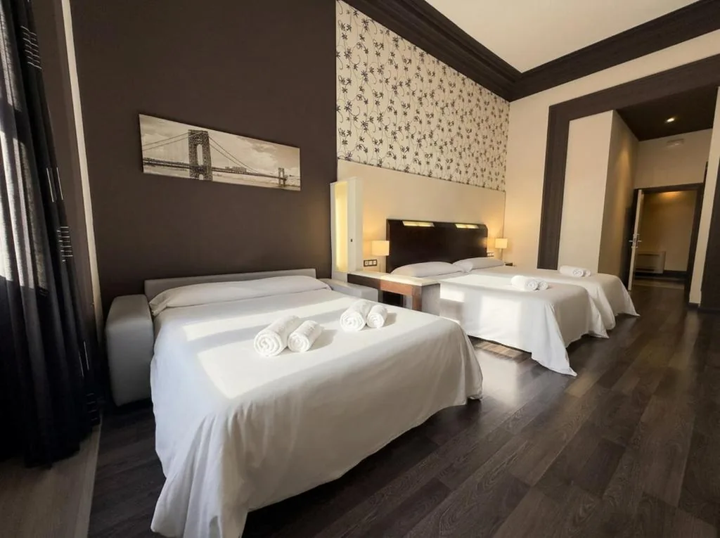 Suite con balcón (3 adultos) — Alhambra Suites