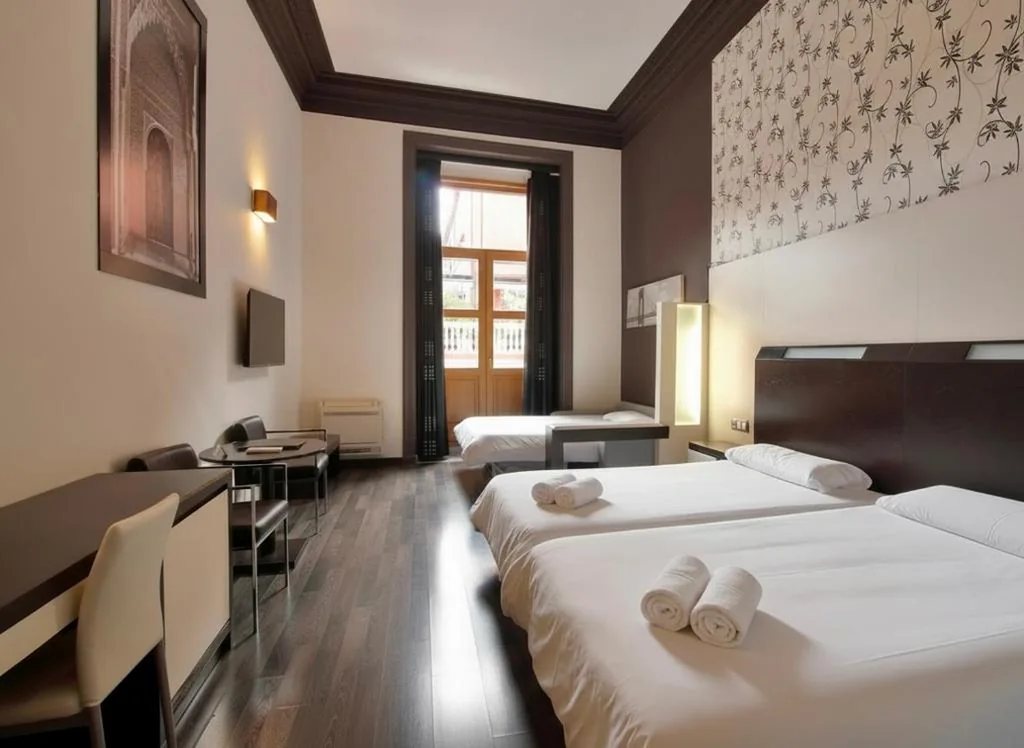 Suite con balcón (4 adultos) — Alhambra Suites