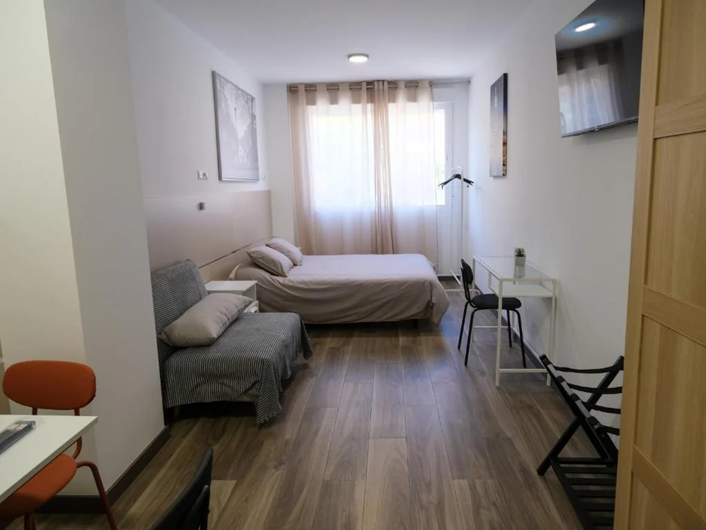 Estúdio com cama extragrande e sofá-cama — Alianza Suites