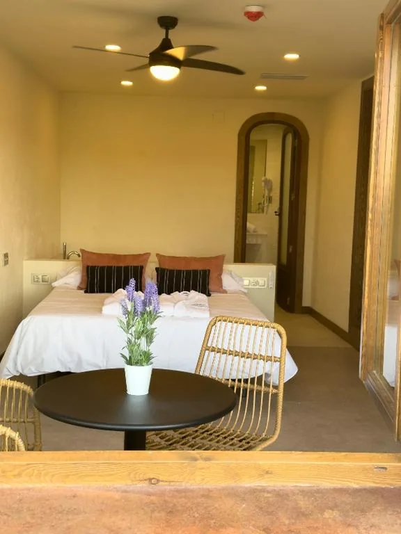 Habitación con cama grande y bañera de hidromasaje — Alkalea Hospedería