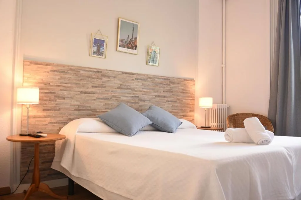 Double Room with Private Bathroom — Ally's Bed&Breakfast,