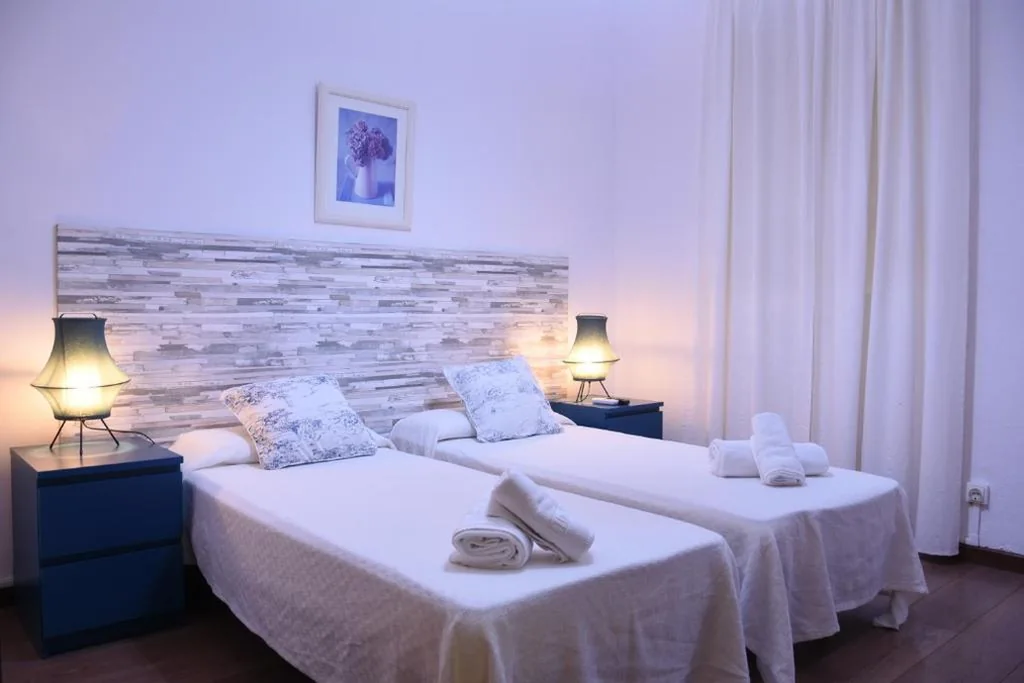 Budget Double Room with Shared Bathroom — Ally's Bed&Breakfast,
