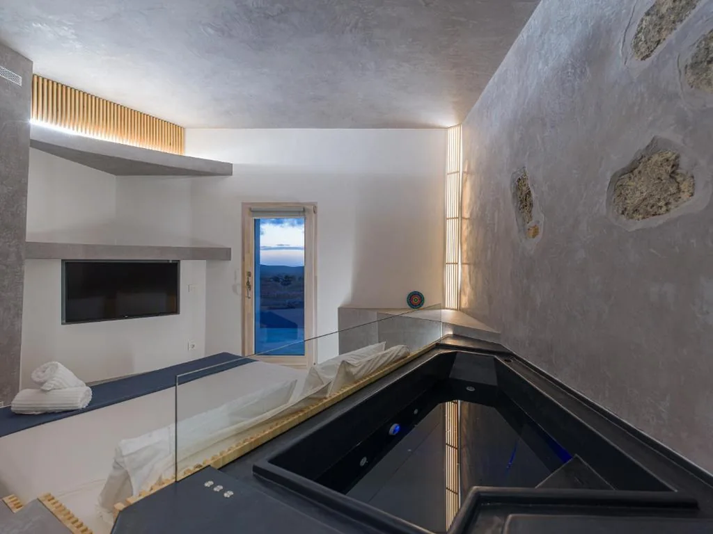 Habitación con cama extragrande y bañera de hidromasaje — Alma Calma Hotel Rural