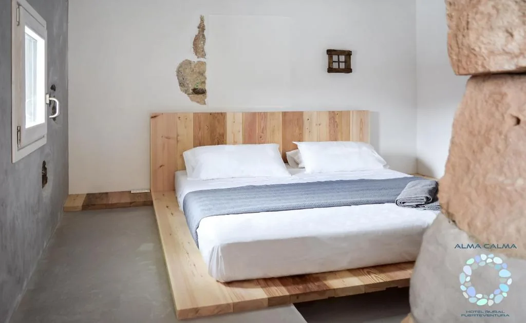 Habitación Doble Deluxe con balcón y vistas al mar — Alma Calma Hotel Rural