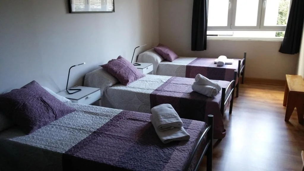 Habitación Cuádruple Económica con baño compartido — Alma del Camino - Rooms & Albergue