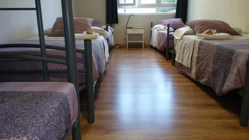 Habitación Familiar con baño compartido — Alma del Camino - Rooms & Albergue