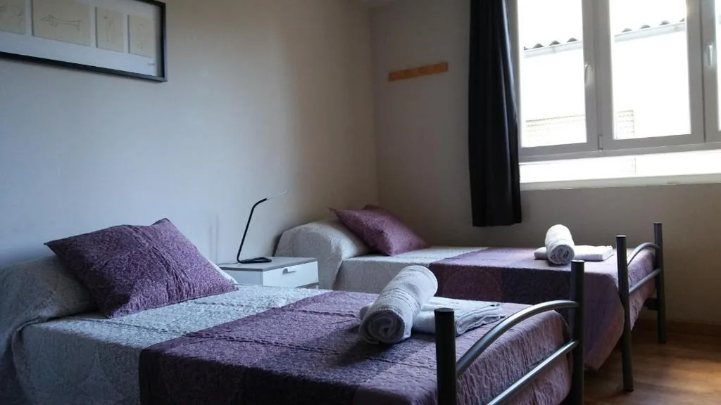 Habitación Triple con baño compartido — Alma del Camino - Rooms & Albergue