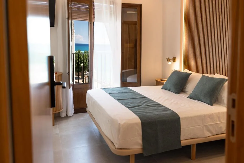 Habitación Doble con balcón y vistas al mar — Almar Suites