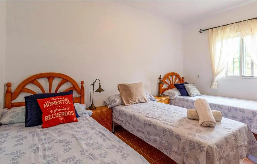 Casa independente com 3 quartos — Almotaje, numero 3
